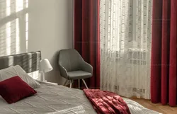 Бардовыя шторы ў інтэр'еры спальні