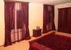 Yataq otağının interyerində tünd qırmızı pərdələr