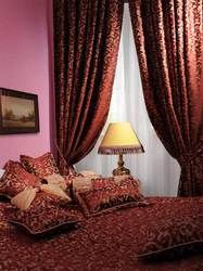 Бардовыя шторы ў інтэр'еры спальні