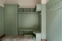 Зеленый шкаф в интерьере прихожей